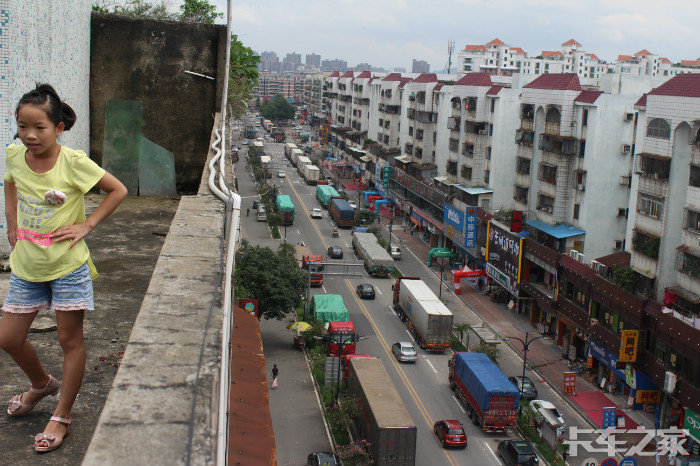 东莞下桥水果批发市场一角