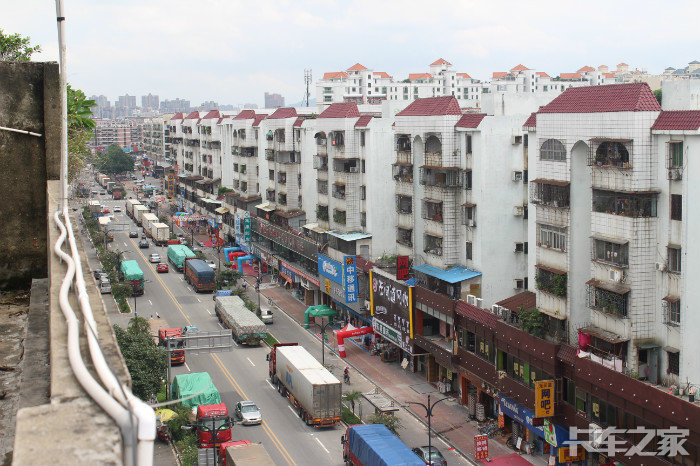 东莞下桥水果批发市场一角