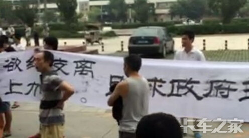 卡友在国道上碰到疑似劫匪,报警110不受理,造