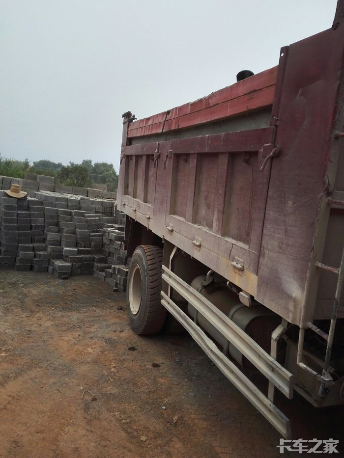 一大早起来拉水泥砖