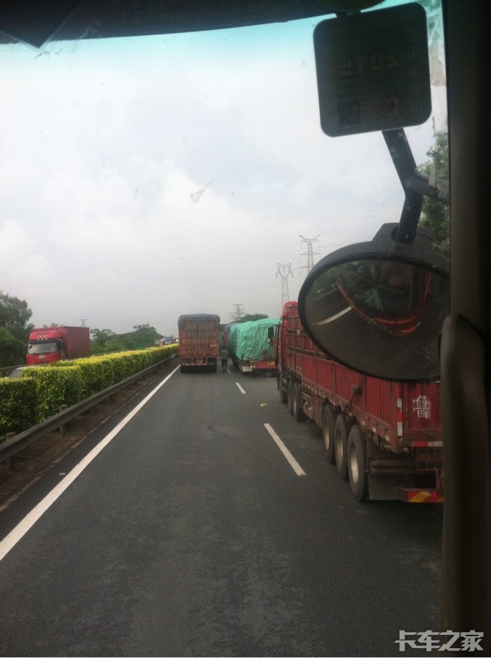 赣粤高速河源段大堵车