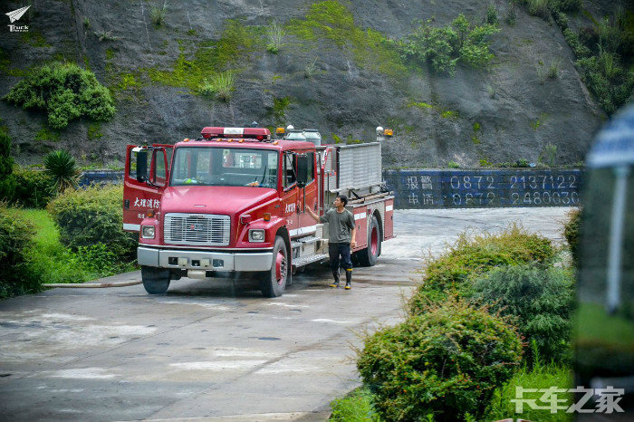 路遇大理消防的福莱纳消防车在隧道入口旁边