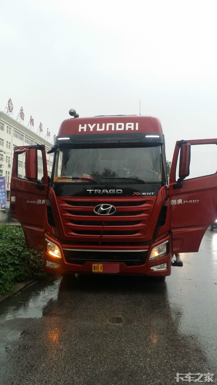 四川现代创虎重卡6x2红色牵引如何雄壮霸气有木有