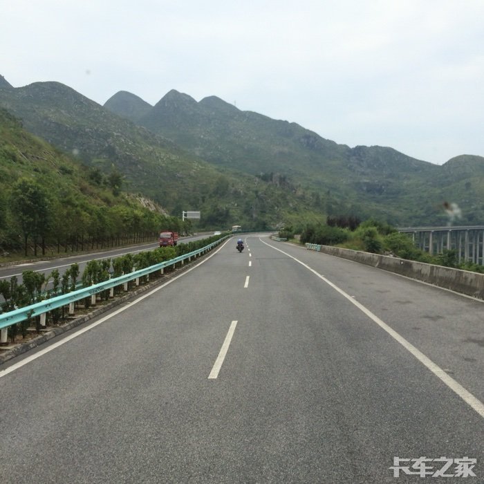 沪昆高速安顺段,咋这么多骑摩托的.