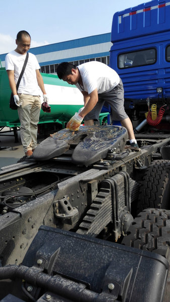 继续更新帖子,新车到达挂车厂后,在挂新挂车前,先抹黄油.