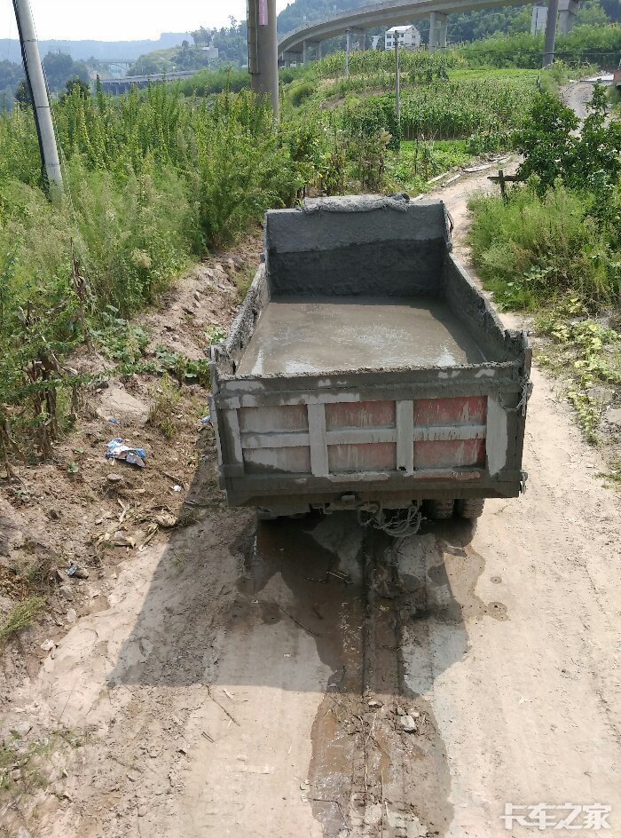 小自卸拉混泥土