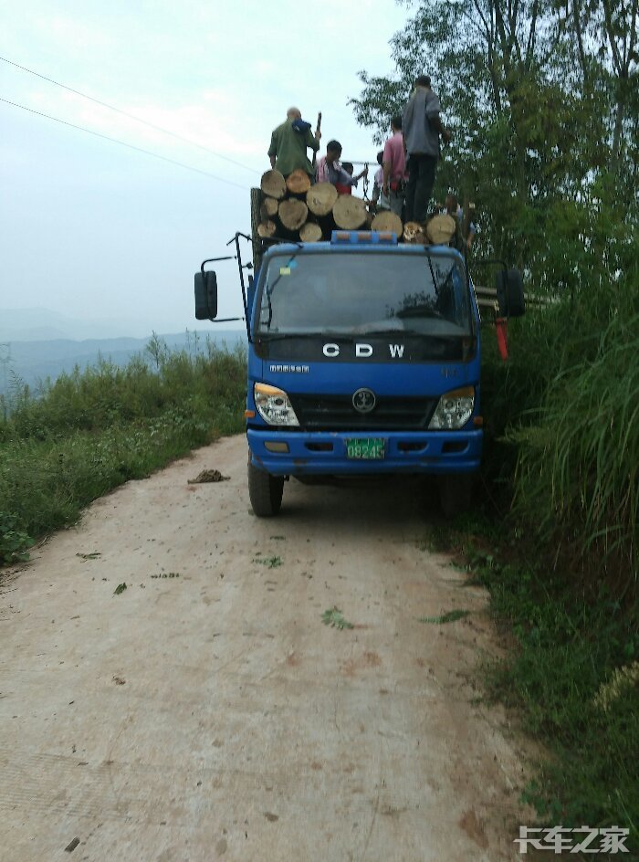 小自卸拉混泥土