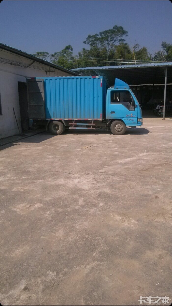 就是这辆小货车,这已经到站卸货,都是拉面粉,白天没空发.