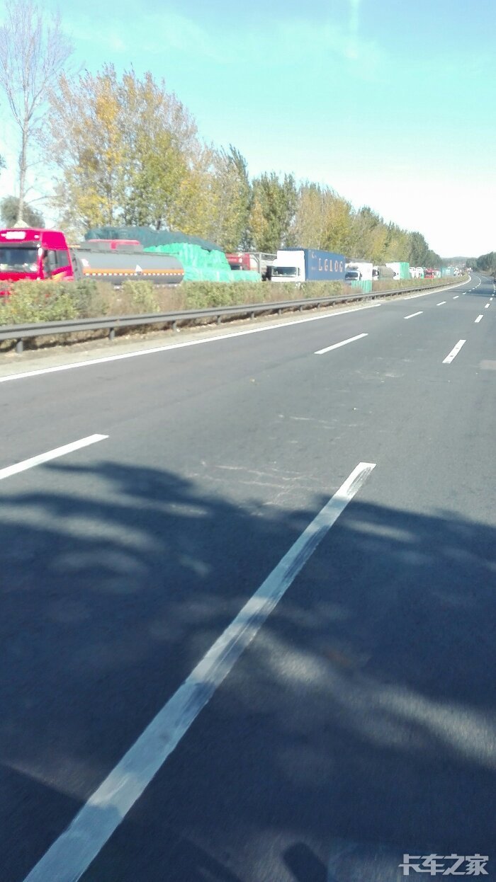 京沈高速北京方向万家收费站堵车八公里