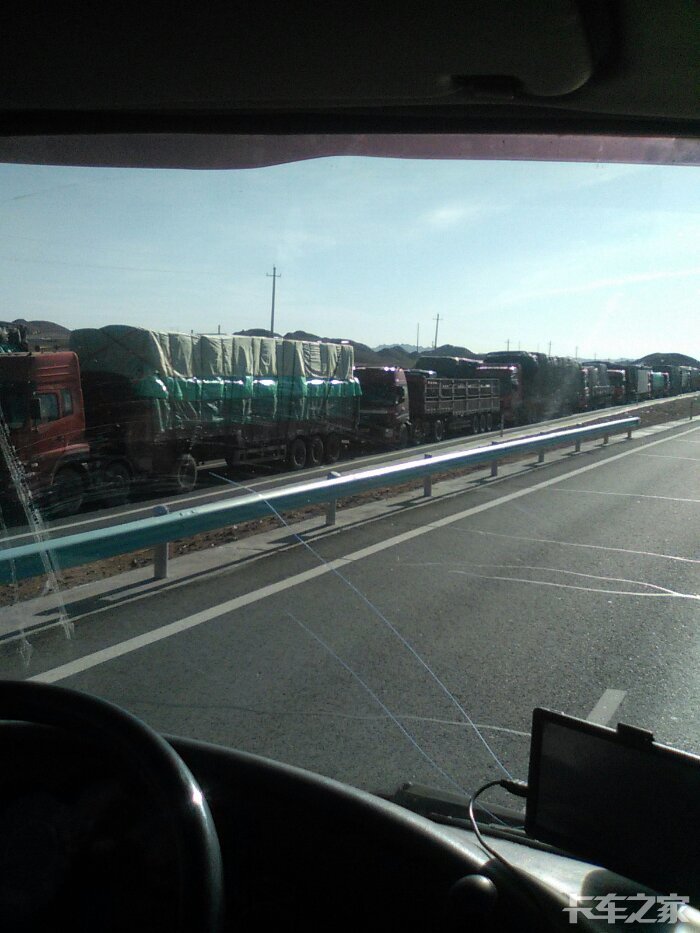 连霍高速柳园站堵车了