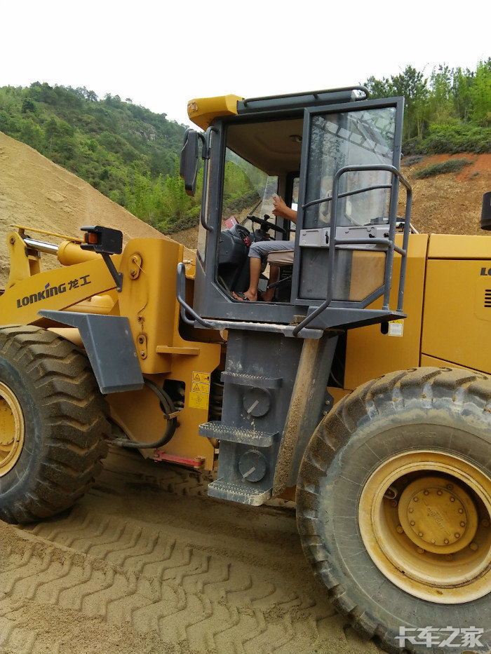 小伙子开铲车很赞哦!