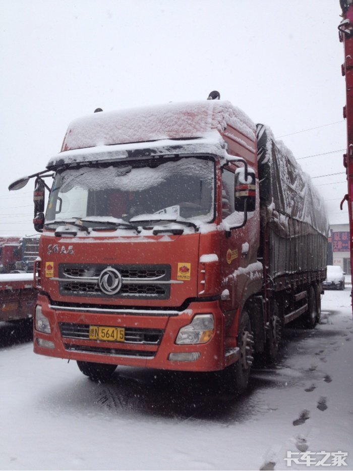 大雪纷飞冰天雪地谁来救救卡车人