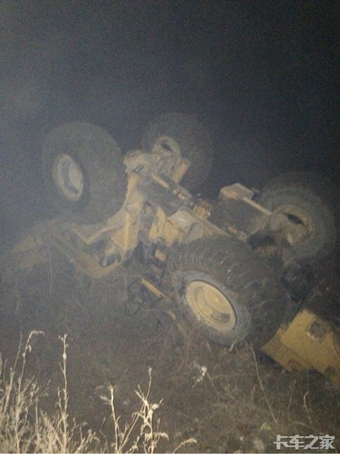铲车翻车了