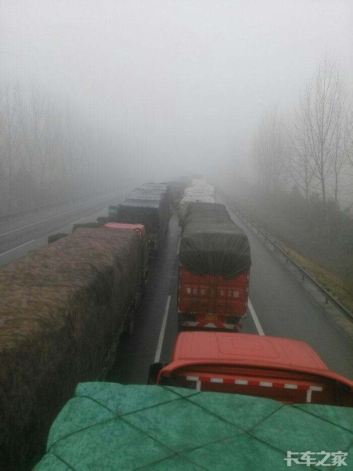 连霍高速苏皖界大雾封路十个小时现在还封闭着