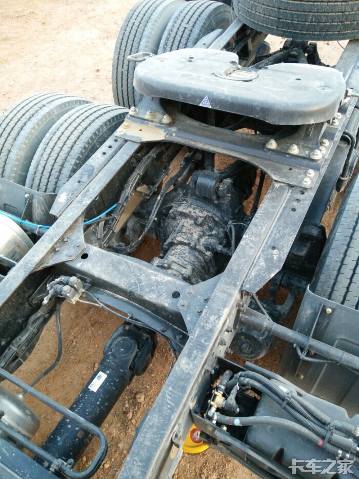 红色,奥威锡柴460马力,11升机器,12超速档变速箱,后桥457.速比4.111.