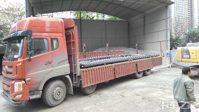 挖机装钢筋货箱伤不起