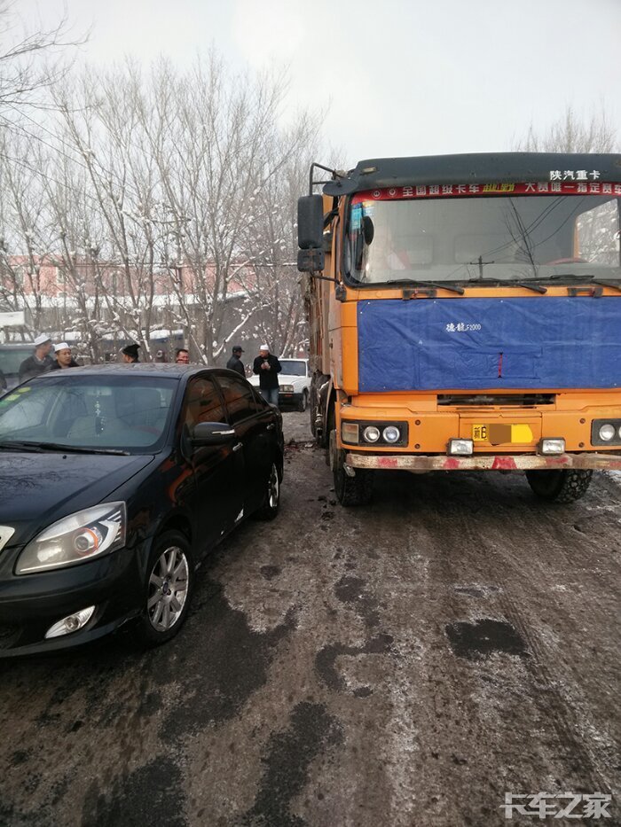 我直行,小车右转,小车一个45度大漂移,小车尾等直接干到我中桥上痢