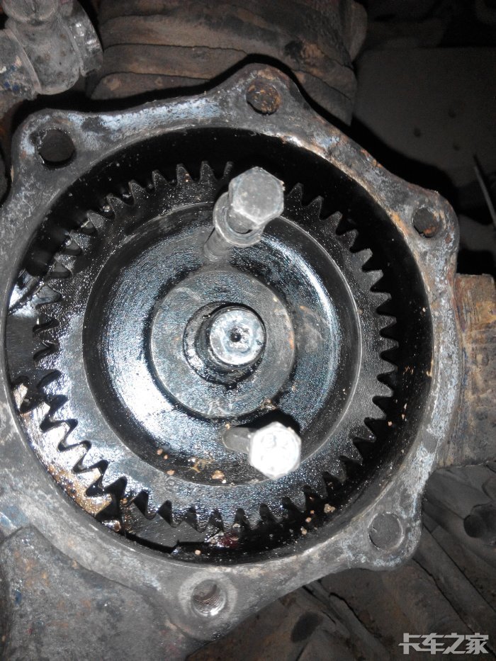 玉柴4110打风泵齿轮拿什么工具才能拆下齿轮