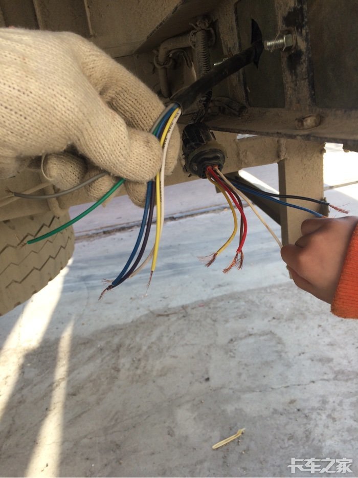 尾灯如何接线师傅们给个主意