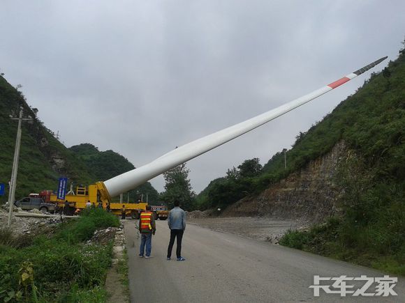 看看現在的風力發電運輸車葉片山地倒運車