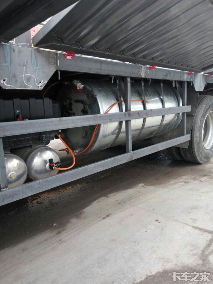 做了一个大水箱,喷刹车和喷轮胎有两个开关