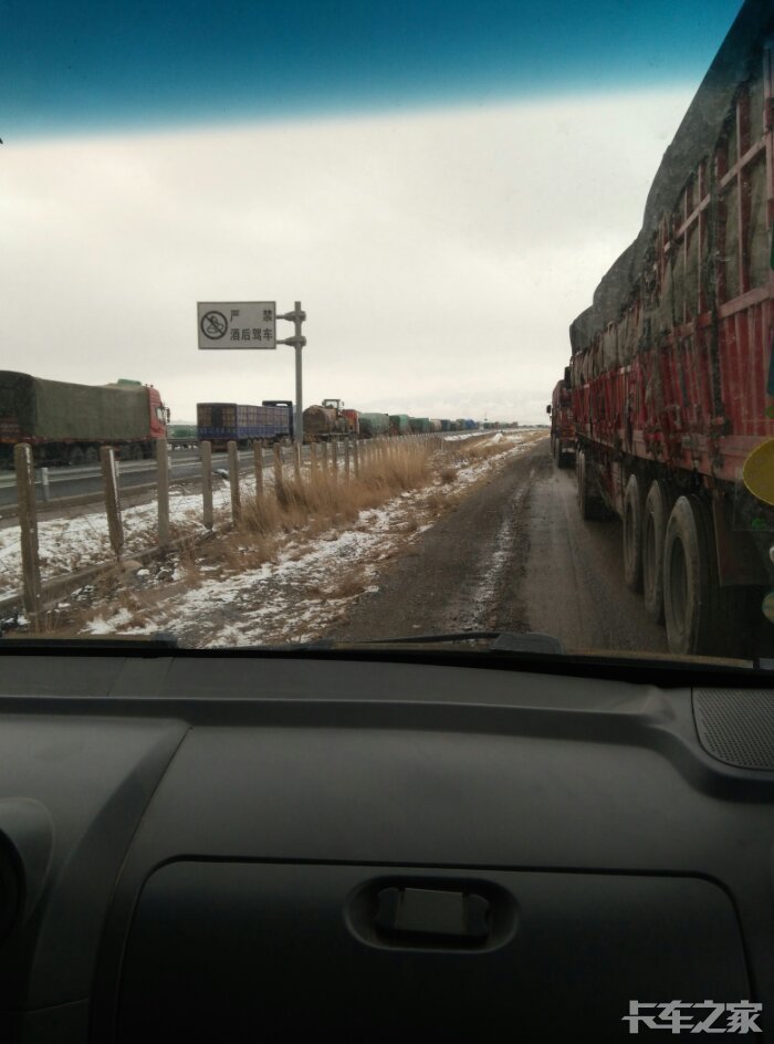 连霍高速山丹绣花庙段堵车了