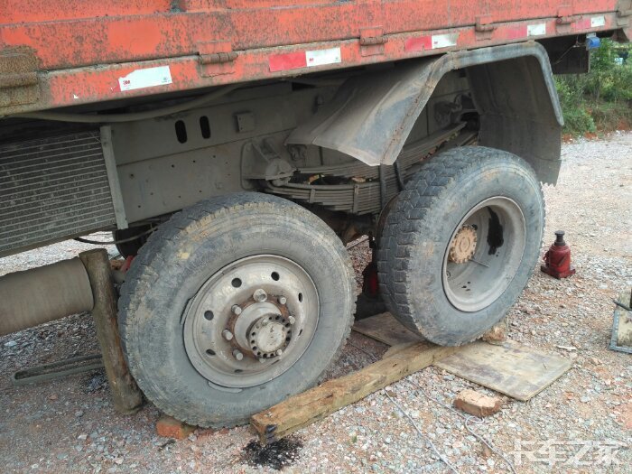 05年的老南骏尖头自卸车换后桥