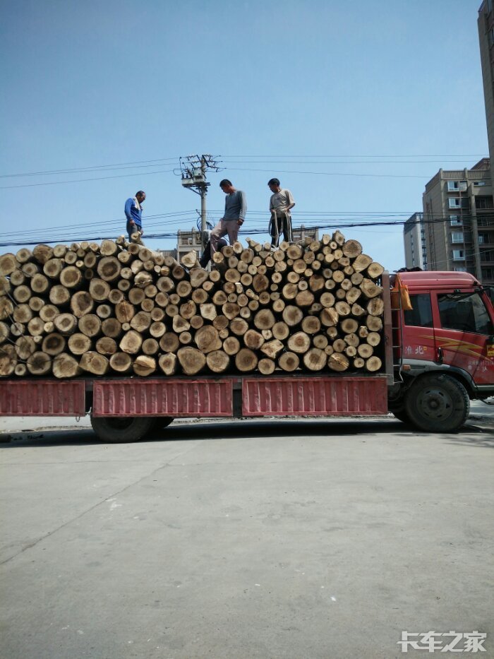 拉车木头不容易路踏了车倒了一个人自救