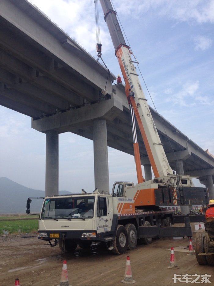 12轴汽车吊作业图超牛另类桥梁运输车