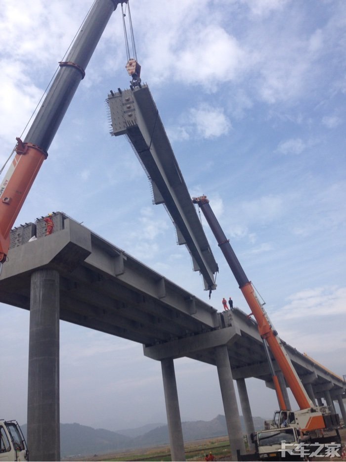 12轴汽车吊作业图超牛另类桥梁运输车