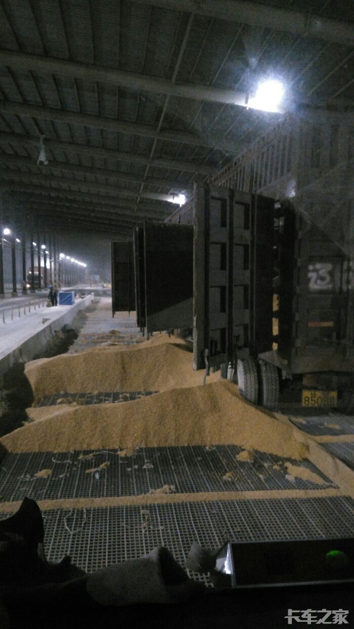 卸车了看看这地坑大不大