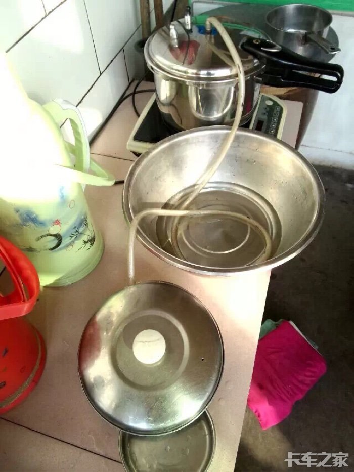 实在闲得蛋疼时,自制些蒸馏水玩玩,电瓶缺水时加进去,效果要比碌哪
