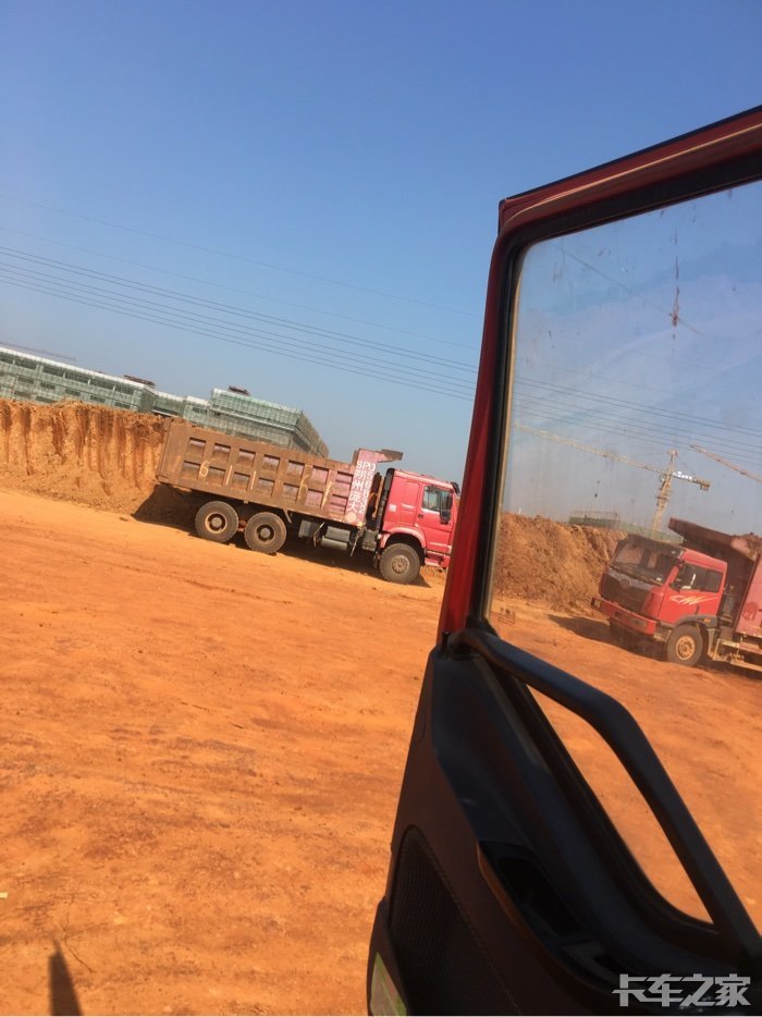 自卸车拉土的一天