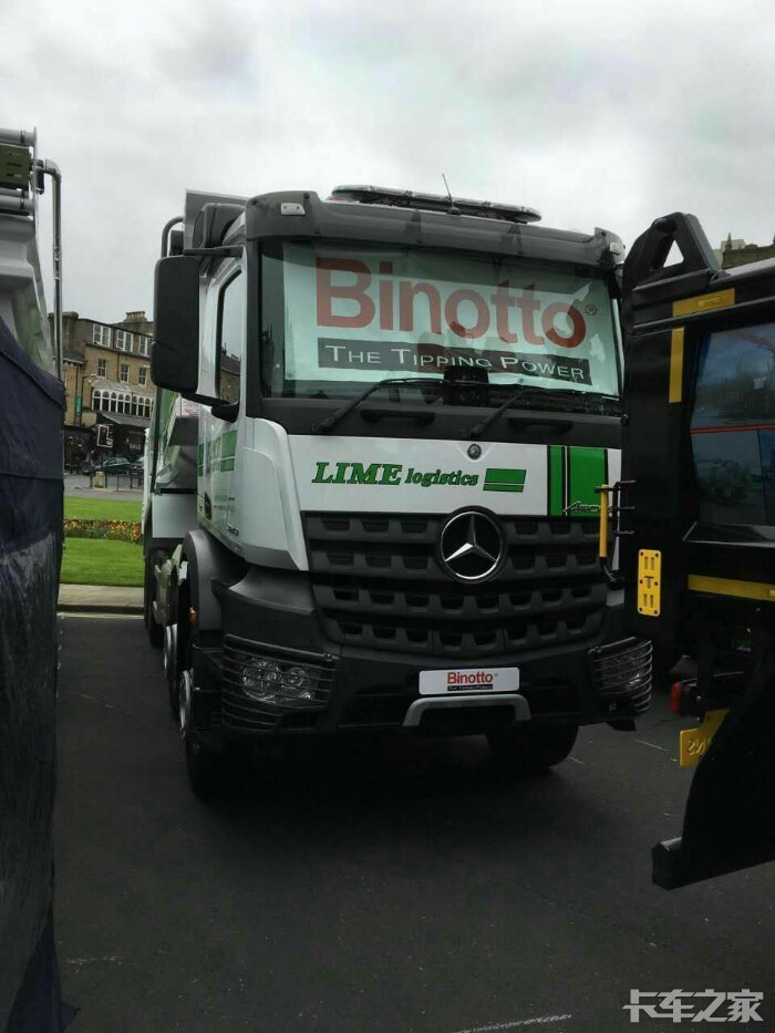 奔驰自卸车
