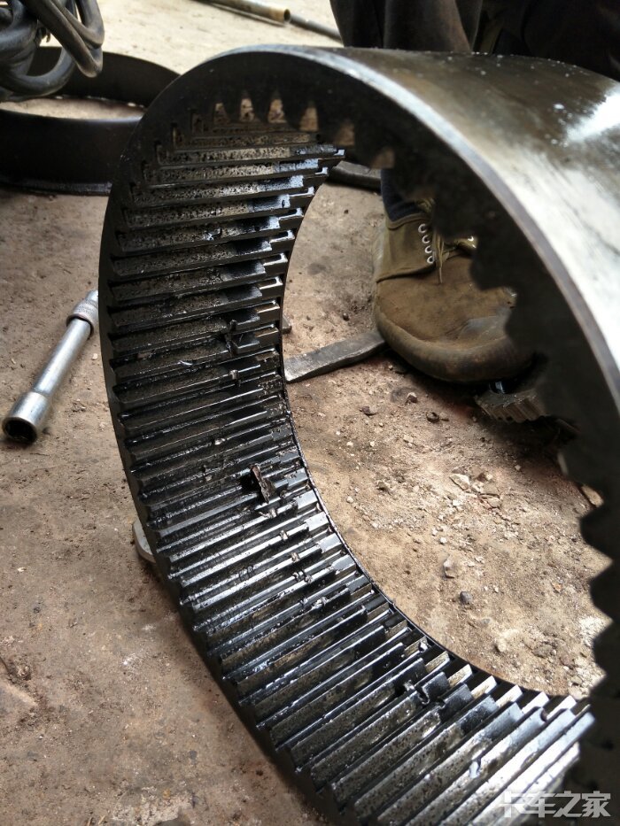 锁片松动,导致里面的齿轮卡死,力度太大了,把半轴筒直接扭断
