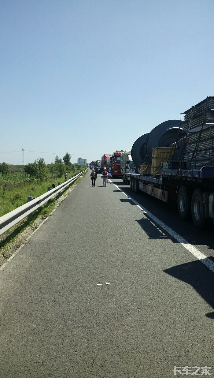 荣乌高速沾化段堵车