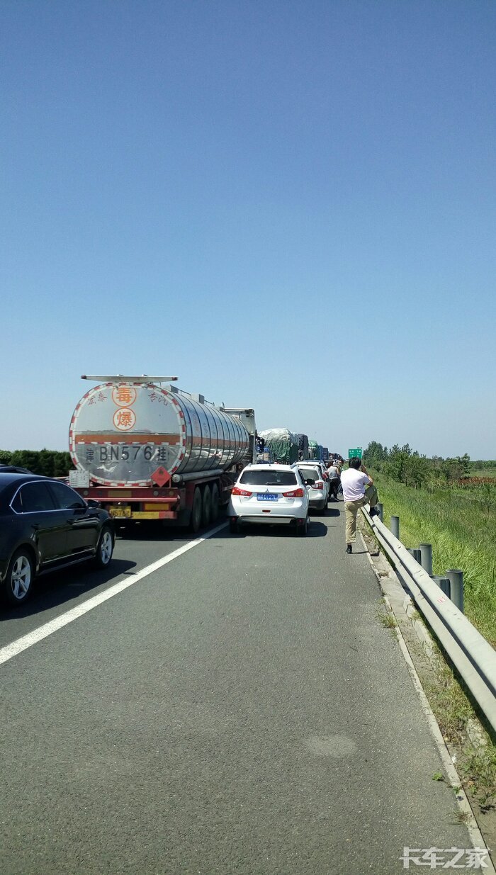 荣乌高速沾化段堵车