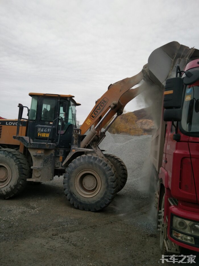 自卸车拉石子