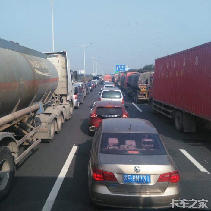 泰州西上高速堵车!