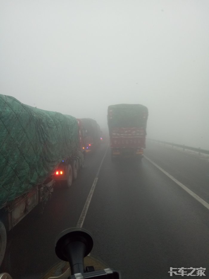g18荣乌高速下雾堵车