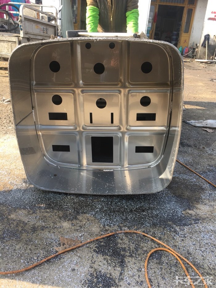 解放j6领航版油箱"加固清理作业"