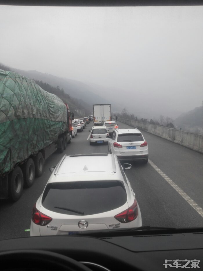 沪渝高速长岭隧道往重庆方向大堵车,一动不动!
