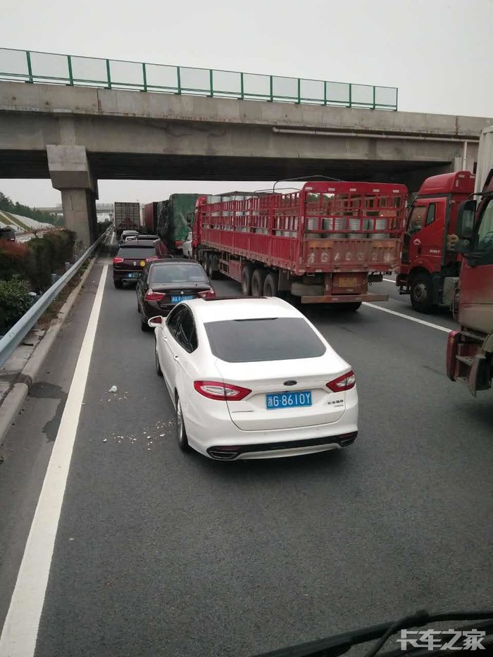 江西沪昆高速上饶段严重堵车
