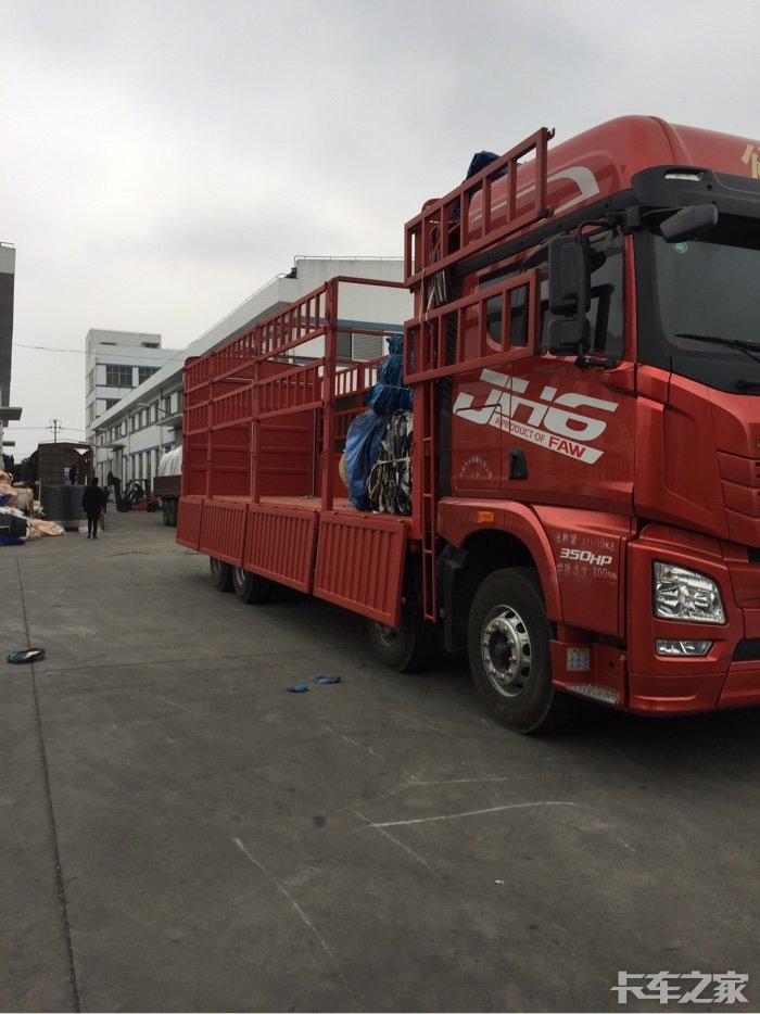 jh6载货车装货中