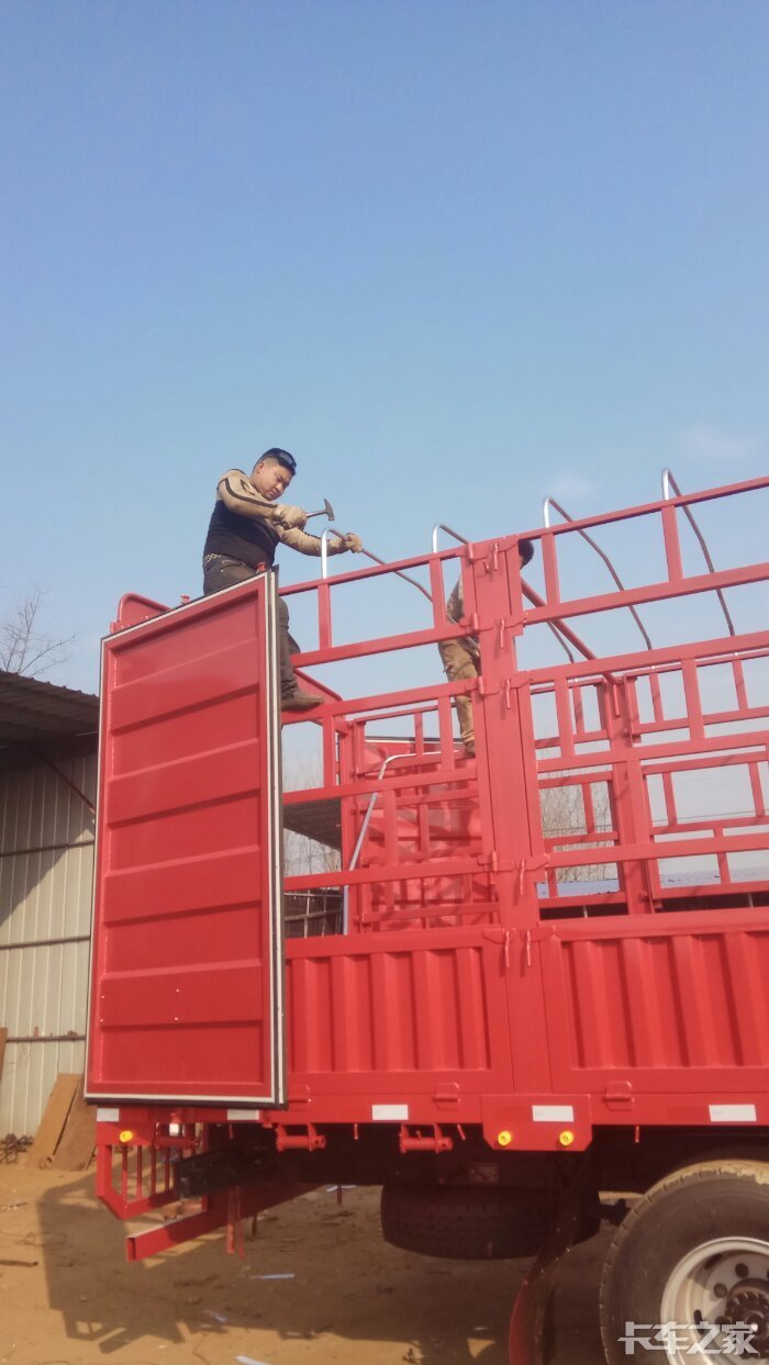 2月19号,提车,一大早去的,车厢厂还在安蓬杆,哎,不错哦