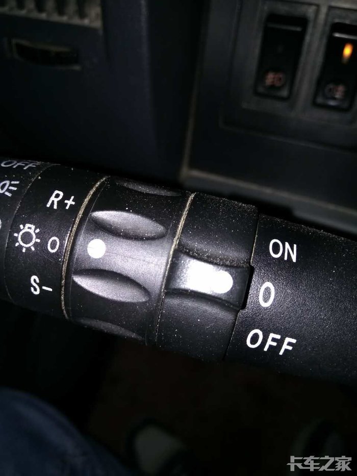 三一搅拌车转弯灯杆上这两个是什么开关