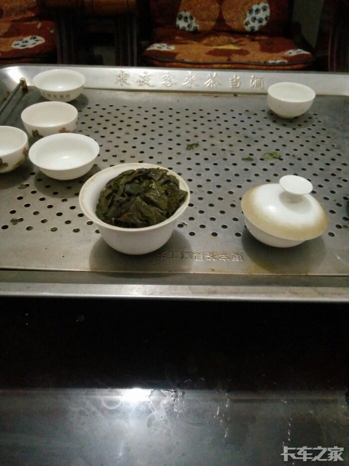 一個人在家泡茶