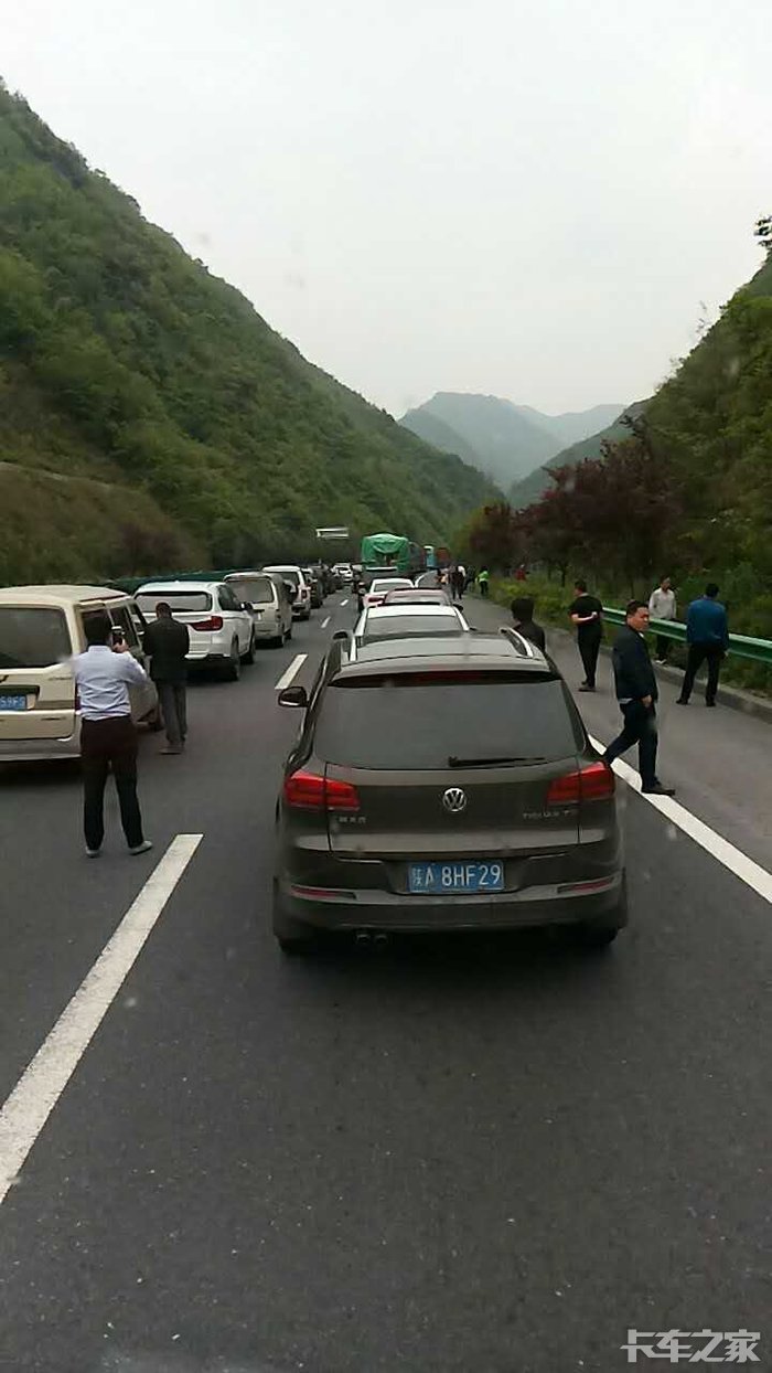 包茂高速安康至西安方向堵死啦