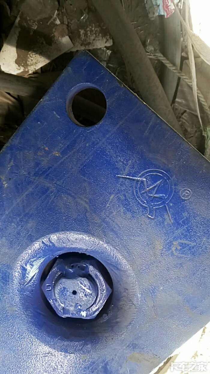 豪沃换后桥胶墩