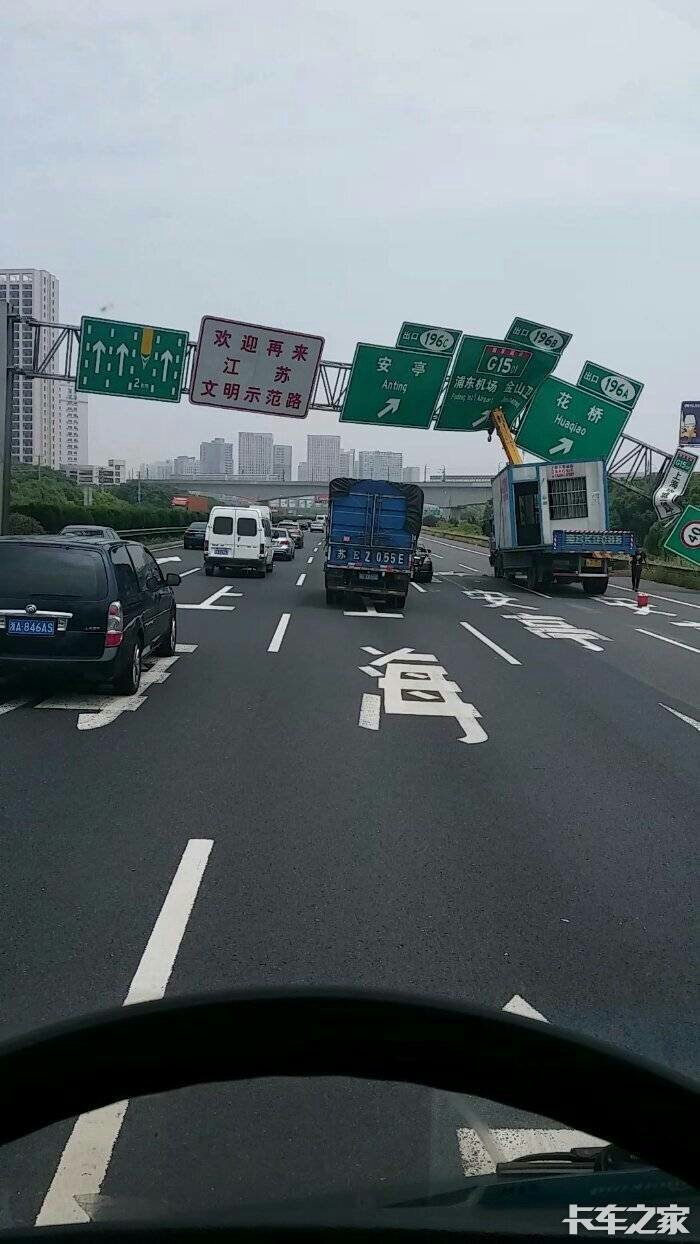 g2京沪上海方向华桥收费站不到路牌倒了封路绕行